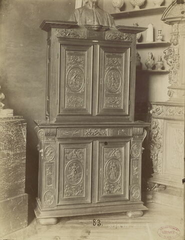 Armoire à deux corps et à décor de plaques de marbre, image 11/11