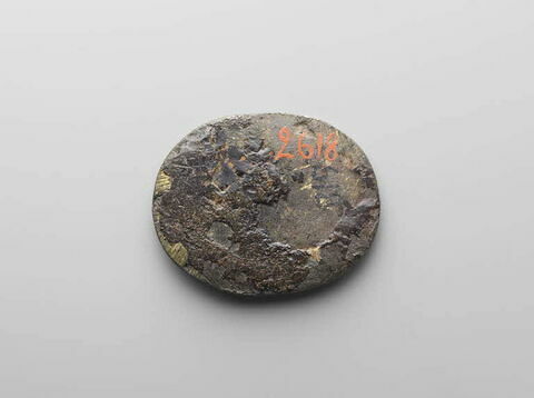 Plaquette : un magistrat assis sur un tribunal, image 2/2