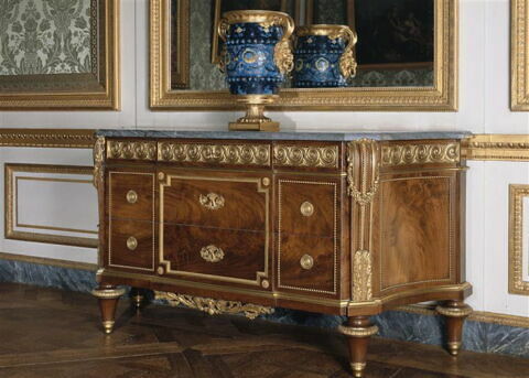 Commode pour le Salon des Nobles de la reine au château de Versailles