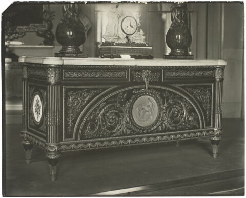 Commode du Salon des Jeux de la reine à Fontainebleau, d'une paire avec OA 5302