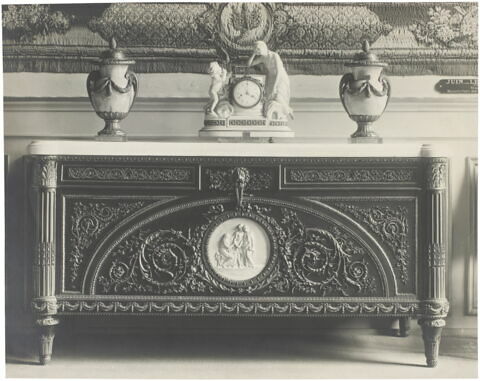 Commode du Salon des Jeux de la reine à Fontainebleau, d'une paire avec OA 5301