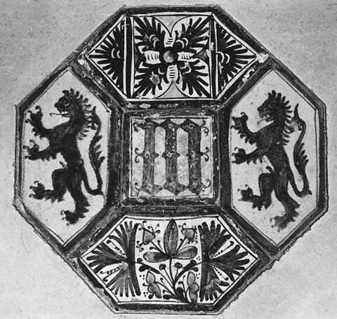 Carreau hexagonal : Lion rampant (armoiries des Caracciolo), image 3/3