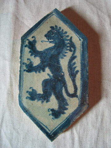 Carreau hexagonal : Lion rampant (armoiries des Caracciolo)