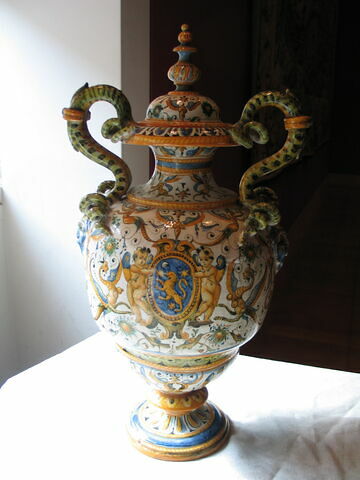 Vase couvert à deux anses : armoiries, image 2/14