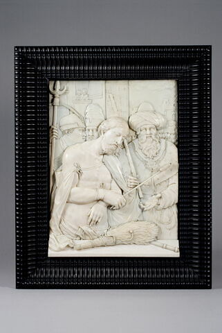 Bas-relief rectangulaire dans un cadre en bois noirci : Le Christ présenté au peuple, image 4/4