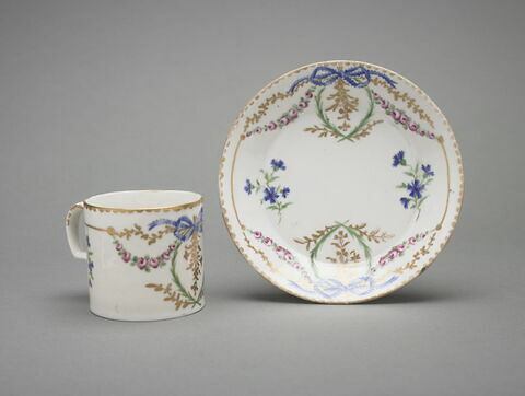 Tasse litron et soucoupe, d'une paire (TH 1418)