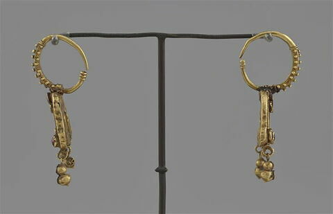 Boucle d’oreilles à étrier à trois suspensions (chaton aux trois extrémités), d'une paire (BJ 345), image 2/6