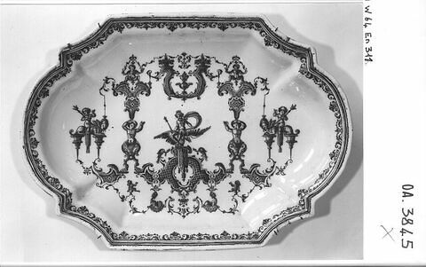 Plat ovale à décor de grotesques