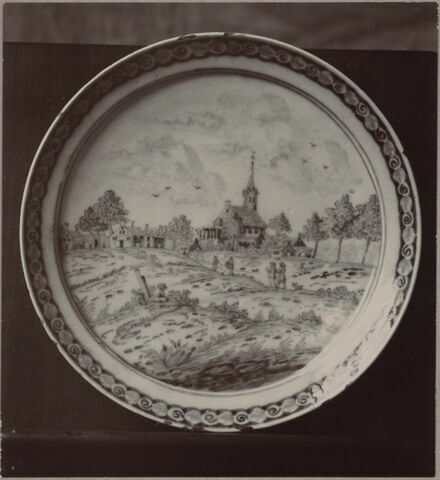 Assiette en faïence à décor en camaïeu bleu : un village, image 3/3