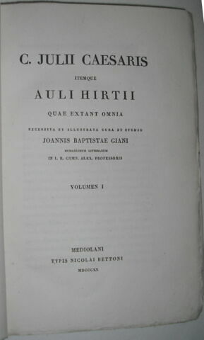 Ouvrage en latin : Julius Cesar en trois volumes ayant appartenu au duc de Reichstadt (MS 354 à 356)