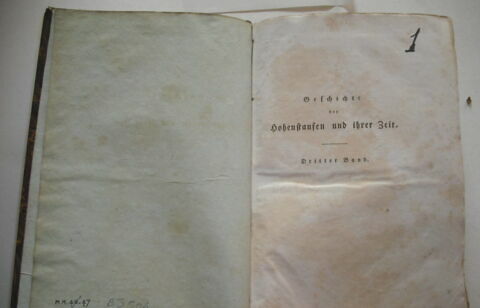 Livre d'études en langue allemande ayant appartenu au duc de Reichstadt : Geschichte der Hohenstaufen und ihrer Zeit. III, Leipzig, 1824. Troisième volume d'un ensemble de six.