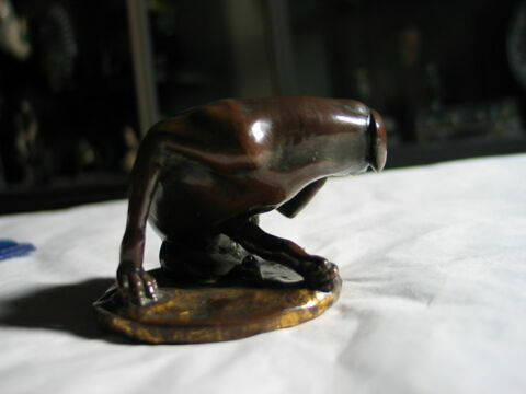 Statuette : chien se grattant, image 2/4