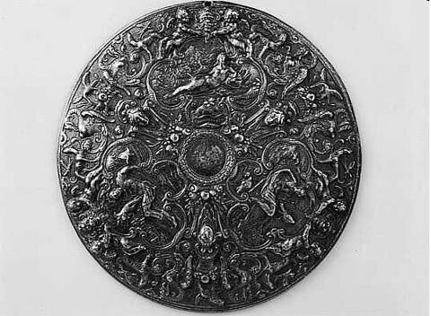 Médaillon de fond de coupe à ornements