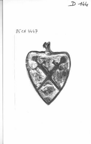 Pendant de harnais (?) garni d'une bélière : motif de 2 épées entrecroisées