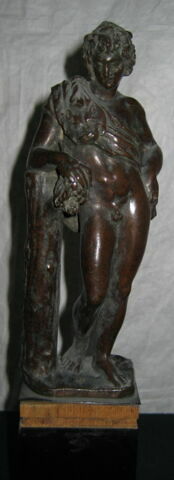 Statuette : faune au repos accoudé à un tronc d'arbre