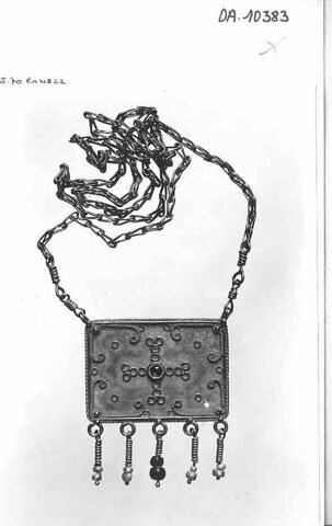 Pendentif rectangulaire suspendu par une chaine