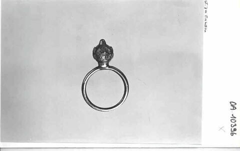 Bague munie d'un chaton globulaire