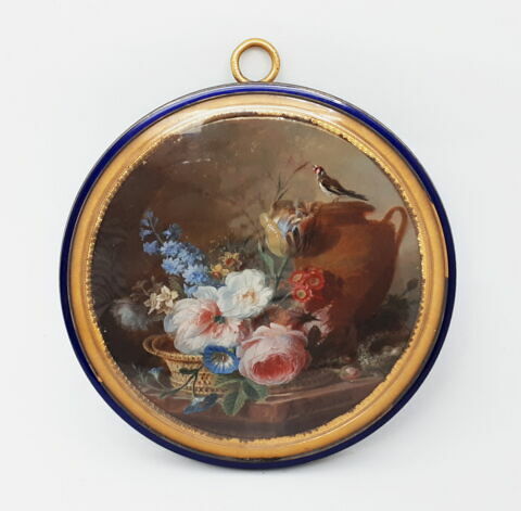 Miniature ronde avec nature morte : corbeille de fleurs et chardonneret sur un vase