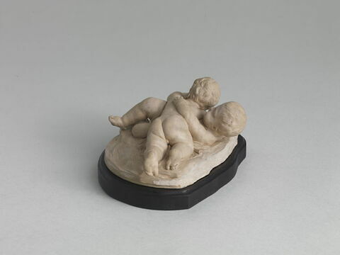 Groupe sculpté : deux enfants jouant, image 3/6