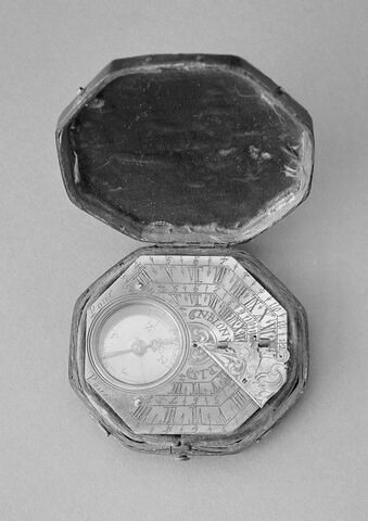 Cadran solaire horizontal de poche de type Butterfield et son étui