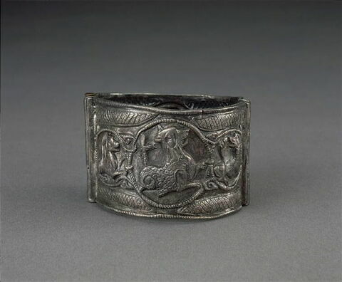 Bracelet à décor de cavaliers et de griffons d'un ensemble de trois bracelets (OA 8200 à OA 8202), image 3/4