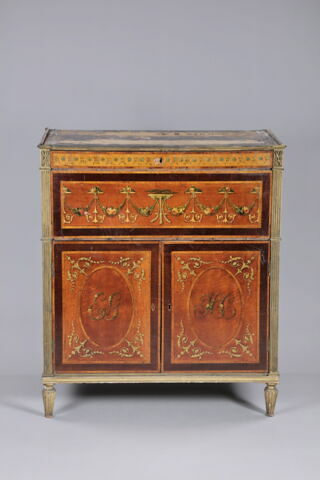 Petite commode polychrome à décor floral