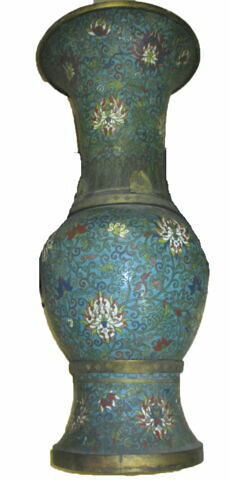 Grand vase balustre en émail cloisonné à décor de fleurs blanches et rouges sur fond bleu