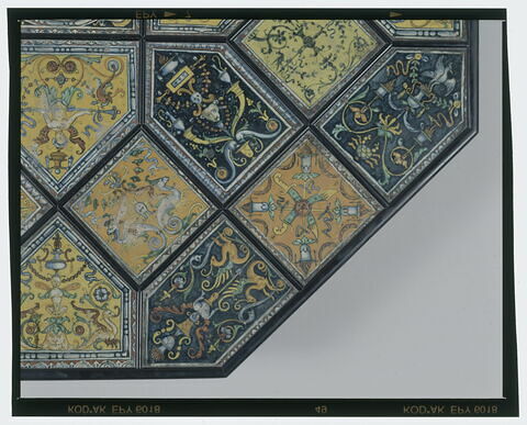 Trente-trois carreaux de faïence provenant du palais Petrucci à Sienne disposés sur un piétement postérieur en forme de table à 8 pattes de lion, image 13/16