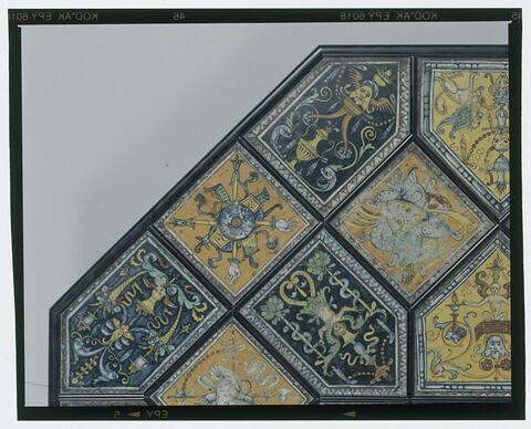 Trente-trois carreaux de faïence provenant du palais Petrucci à Sienne disposés sur un piétement postérieur en forme de table à 8 pattes de lion, image 16/16