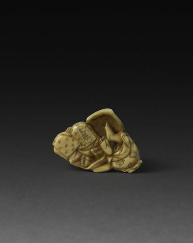 Netsuke : femme et enfant entourant un masque grotesque., image 2/3