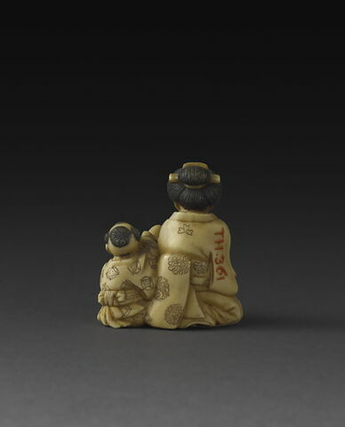 Netsuke : femme et enfant entourant un masque grotesque., image 3/3