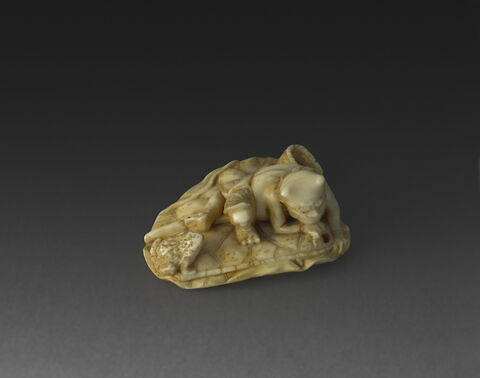 Netsuke : Diablotin (oni) tentant d'attraper un poisson