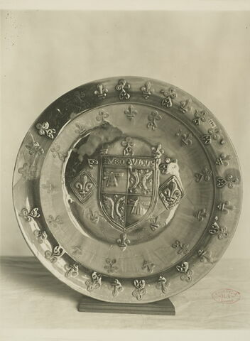 Bassin rond fleurdelysé : armes de Louis de Villiers de l'Isle-Adam, évêque de Beauvais (1497-1521), image 3/3