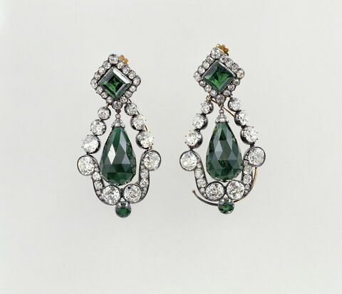 Paire de boucles d'oreilles en émeraudes de la parure de Marie-Louise