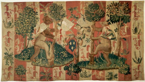 Tapisserie : deux ours affrontés, chaînes au cou, se dressant chacun sur leurs pattes arrières, chacun reposant sur un tertre verte et fleuri. Au milieu de la composition, 3 écus armoriés dont un aux armes de Guillaume Jouvenel des Ursins