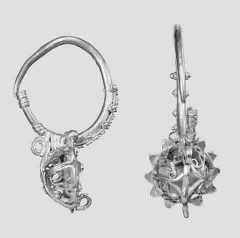 Paire de boucles d'oreille avec deux T opposés sur la demi-sphère, image 8/9