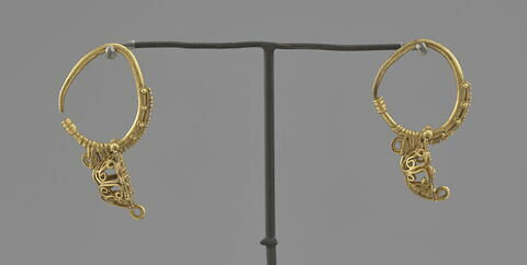 Paire de boucles d'oreille avec deux T opposés sur la demi-sphère, image 2/9