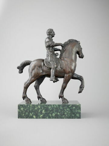 Statuette : cheval passant