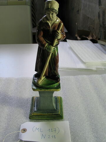 Statuette : La faneuse