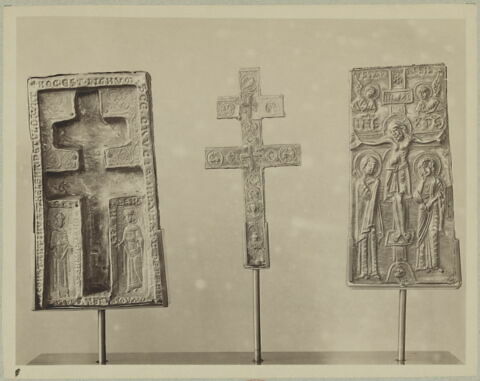 Staurothèque : reliquaire de la Vraie Croix (a : logette à double traverse surmontée par 2 bustes d’anges) et Croix du reliquaire à double traverse (b), image 14/14