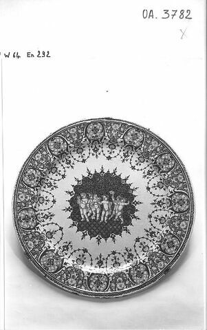 Grand plat rond décoré de putti au centre, image 7/8