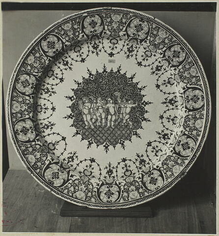 Grand plat rond décoré de putti au centre, image 8/8