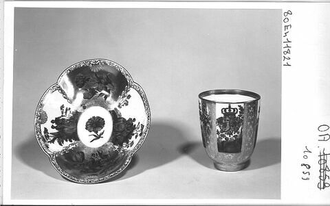 Tasse décorée des armoiries supposées de don Carlos, fils du roi d'Espagne et d'Elisabeth Farnèse, époux de Marie-Amélie de Saxe, image 9/9