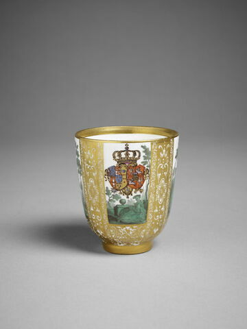 Tasse décorée des armoiries supposées de don Carlos, fils du roi d'Espagne et d'Elisabeth Farnèse, époux de Marie-Amélie de Saxe, image 3/9