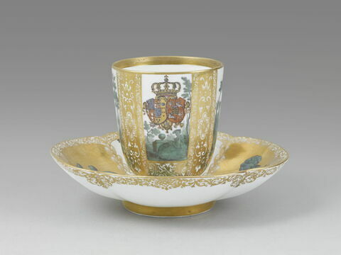 Tasse décorée des armoiries supposées de don Carlos, fils du roi d'Espagne et d'Elisabeth Farnèse, époux de Marie-Amélie de Saxe, image 6/9