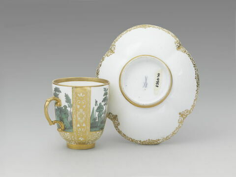 Tasse décorée des armoiries supposées de don Carlos, fils du roi d'Espagne et d'Elisabeth Farnèse, époux de Marie-Amélie de Saxe, image 7/9