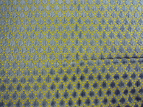 Velours à losanges frappés à dominante gris-bleu, rehaussés de petits points en croix jaune d'or, image 2/3