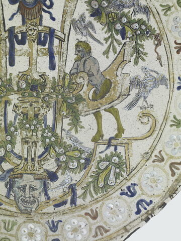 Plaque circulaire à décor de grotesques, image 2/4