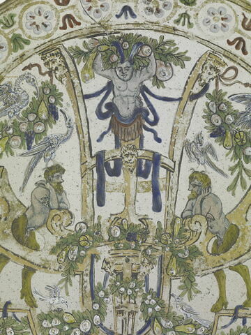 Plaque circulaire à décor de grotesques, image 3/4