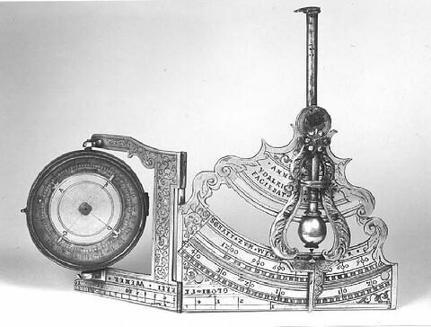 Hausse d'artillerie avec viseur, cadran de boussole et cadran solaire, image 3/4